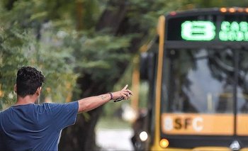 ¿Esperar en la parada o levantar la mano? Qué aconsejan los colectiveros | Colectivos