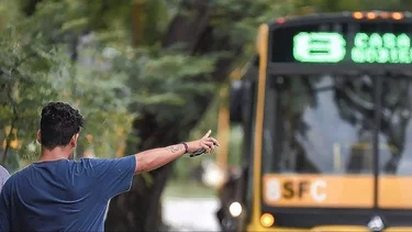 ¿Esperar en la parada o levantar la mano? El consejo de colectiveros para solicitar la subida