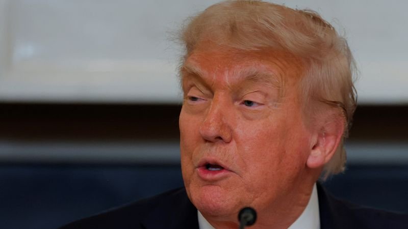 Trump firma decretos para reforzar defensas EEUU contra drones, impulsar los vuelos supersónicos