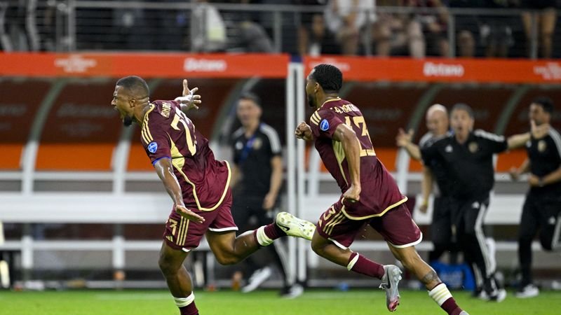 Venezuela gana 2-0 a su rival Bolivia y se mantiene en repechaje camino al Mundial