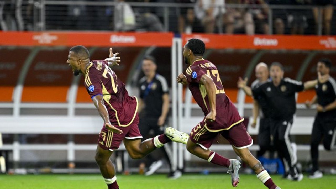Venezuela gana 2-0 a su rival Bolivia y se mantiene en repechaje camino al Mundial