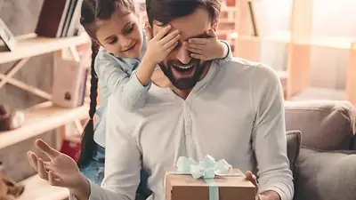 Padre descrubriendo regalo de hija. Padre descrubriendo regalo de hija.