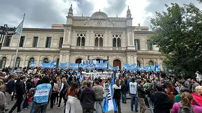 Concentración frente a la Universidad Nacional del Litoral Concentración frente a la Universidad Nacional del Litoral