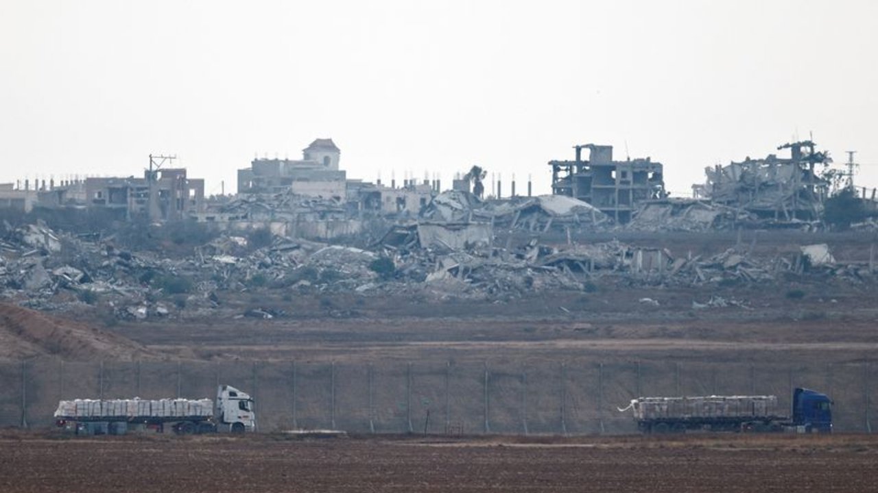 Ejército israelí mata a 4 personas cerca de un centro de distribución de ayuda en el sur de Gaza, dicen médicos