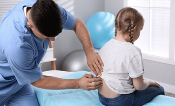 Cómo saber si tu hijo tiene escoliosis: las señales clave para detectarlo  | Salud