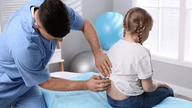 Cómo saber si tu hijo tiene escoliosis: las señales clave para detectarlo 