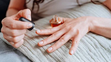 Chau colores: la nueva tendencia de uñas que apuesta por la elegancia y sobriedad