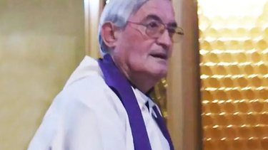 Presenciaba las torturas con una biblia en la mano y se codeaba con los militares: el cura prófugo que puede enfrentar un juicio de lesa humanidad tras 12 años