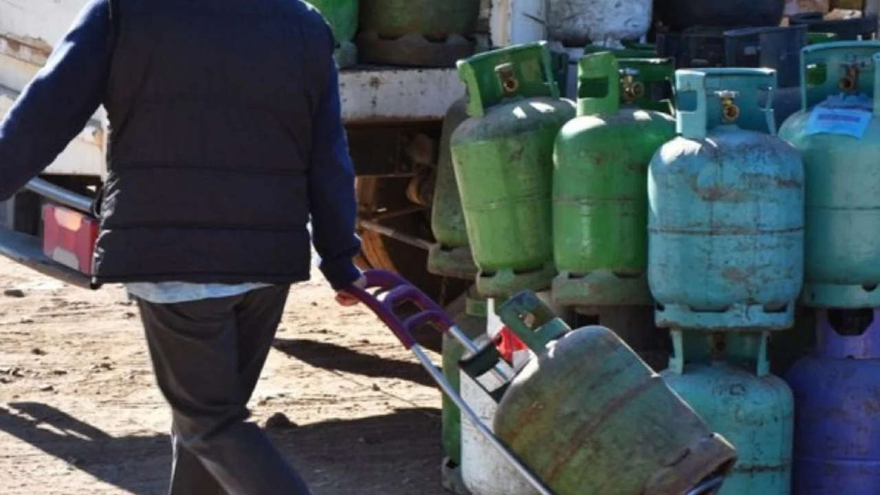 Persona con garrafas de gas.
