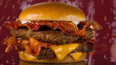 Llega la nueva hamburguesa repleta de bacon versión "extreme" a la Argentina: cómo es y dónde conseguirla