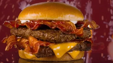 Llega la nueva hamburguesa repleta de bacon versión "extreme" a la Argentina: cómo es y dónde conseguirla