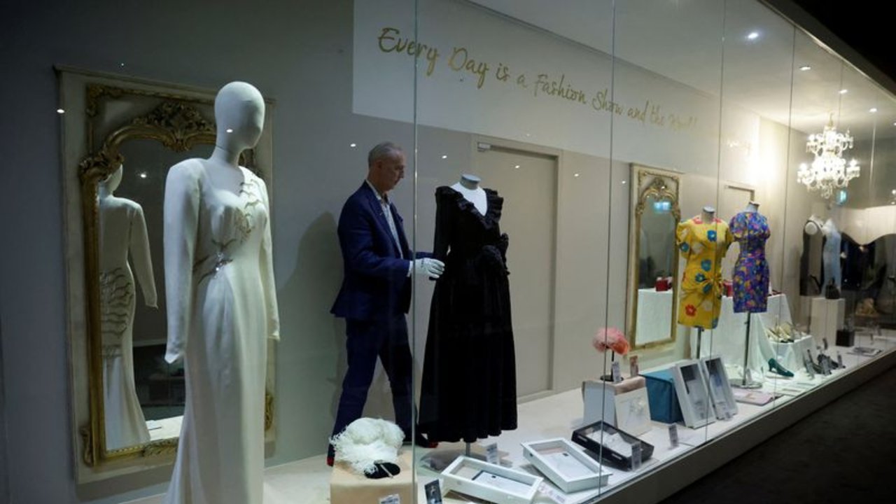 Subastarán vestidos, sombreros y bolsos de la princesa Diana
