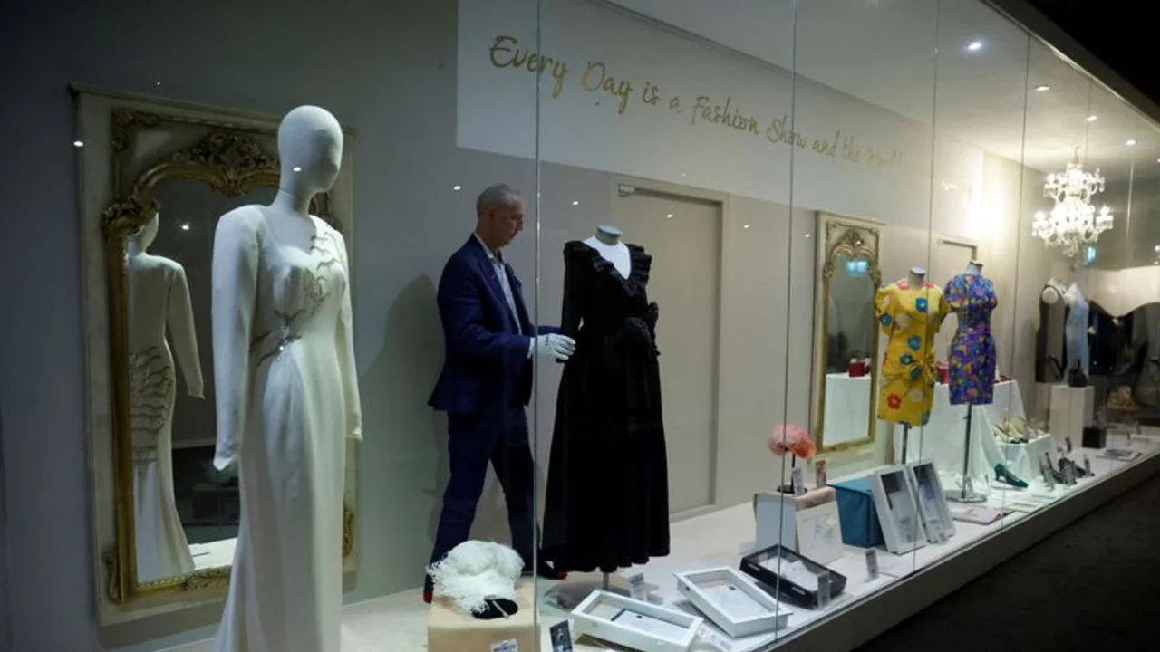 Subastarán vestidos, sombreros y bolsos de la princesa Diana