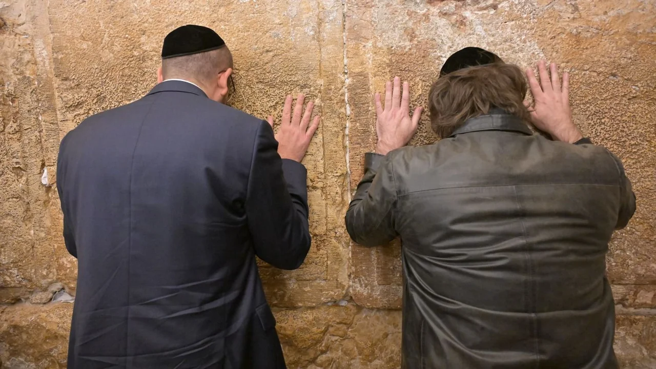 Milei visitó el Muro de los Lamentos en la Ciudad Vieja de Jerusalén