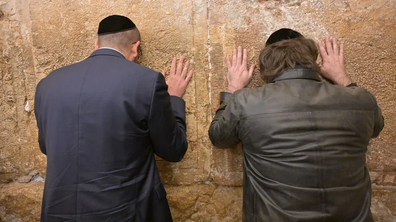 Milei visitó el Muro de los Lamentos en la Ciudad Vieja de Jerusalén Milei visitó el Muro de los Lamentos en la Ciudad Vieja de Jerusalén