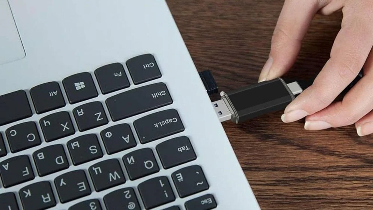 Qué descubrió el usuario que encontró una memoria usb en un tren de Alemania. USB hallado en el tren de Alemania posteo de Reddit.