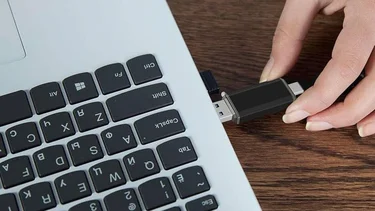 Encontró una memoria USB en el tren y lo que descubrió dentro recorrió todo internet