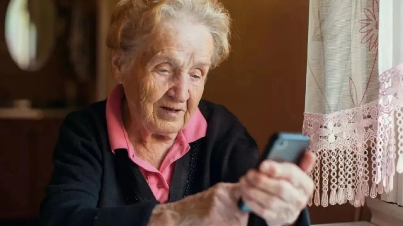 Anciana con el celular