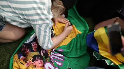 RM y V, megaestrellas del k-pop, acaban el servicio militar y prometen una reunión de BTS RM y V, megaestrellas del k-pop, acaban el servicio militar y prometen una reunión de BTS