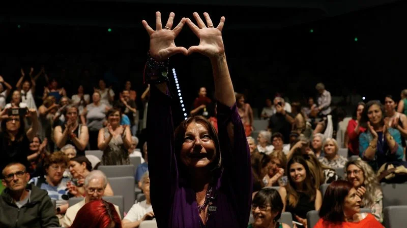 Mujeres españolas que sobrevivieron a centros católicos franquistas interrumpen un acto de disculpa