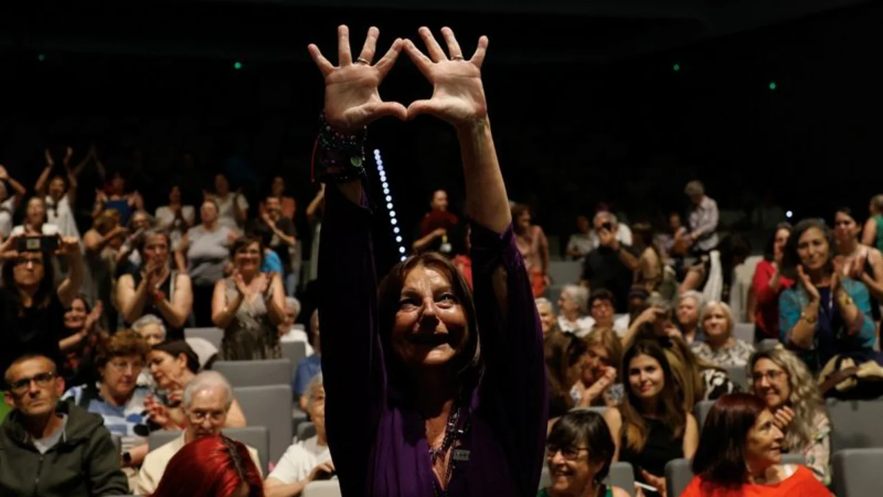 Mujeres españolas que sobrevivieron a centros católicos franquistas interrumpen un acto de disculpa