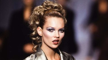 Vuelve una prenda clásica de los 90's que seguro tenés: cómo combinarla este invierno 2025