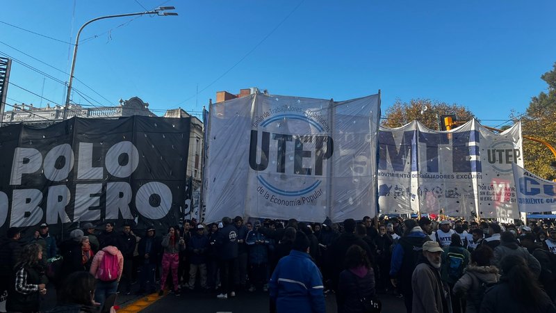 Cortan el Puente Pueyrredón: "Por el trabajo y el salario"