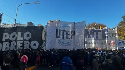 Cortan el Puente Pueyrredón: "Por el trabajo y el salario" Cortan el Puente Pueyrredón: "Por el trabajo y el salario"