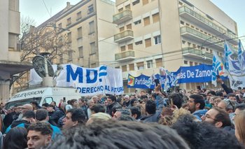 "No nos han vencido", el grito de la militancia en la puerta del PJ | Minuto a minuto