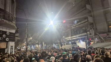 "No nos han vencido", el grito de la militancia en la puerta del PJ
