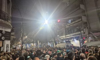 "No nos han vencido", el grito de la militancia en la puerta del PJ | Minuto a minuto
