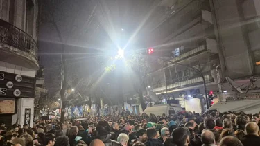 "No nos han vencido", el grito de la militancia en la puerta del PJ