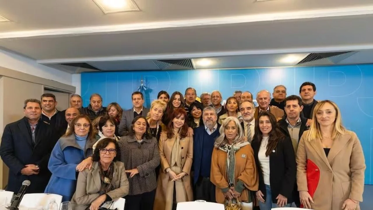 Cristina Kirchner con los senadores del PJ.