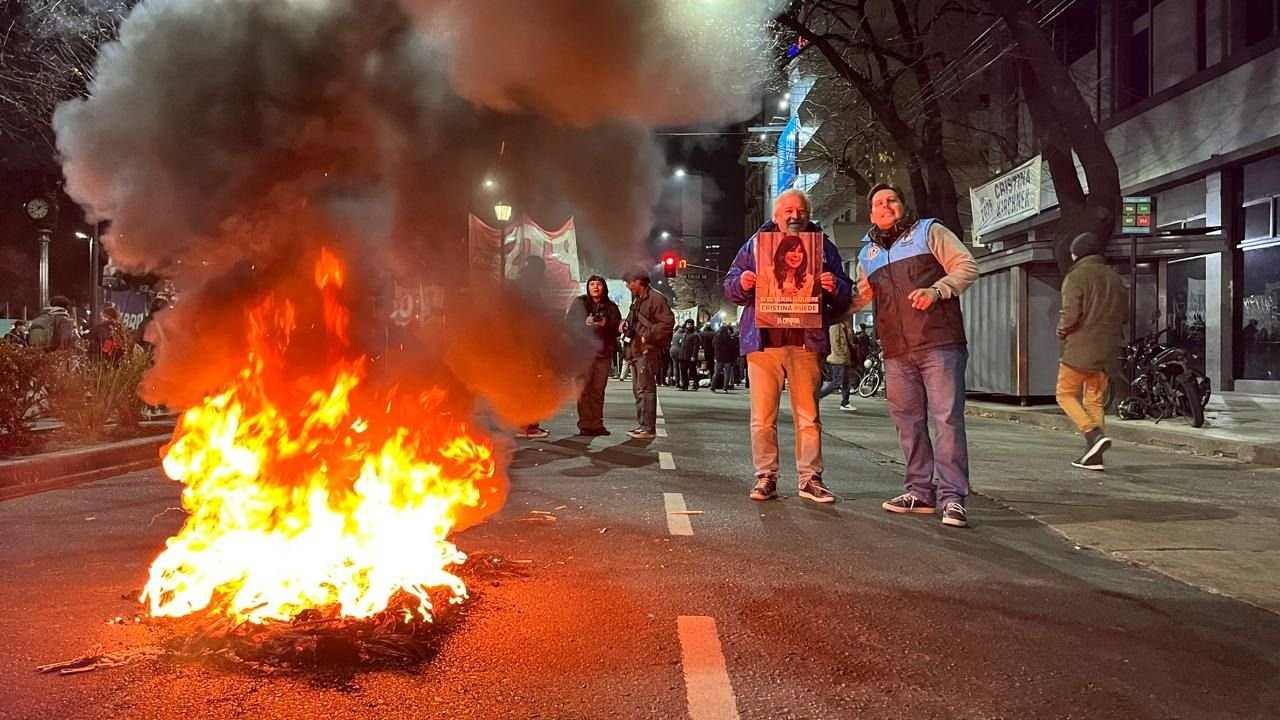 Manifestaciones en todo el país por el fallo contra Cristina Fernández de Kirchner. Qué provincias salieron a manifestarse en contra del fallo a Cristina.