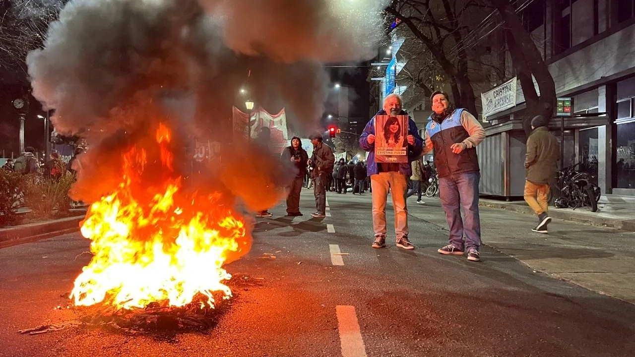Manifestaciones en todo el país por el fallo contra Cristina Fernández de Kirchner. Qué provincias salieron a manifestarse en contra del fallo a Cristina.