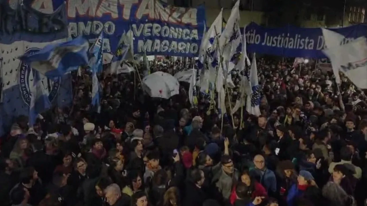 Masiva vigilia en el centro por el fallo contra Cristina Kirchner