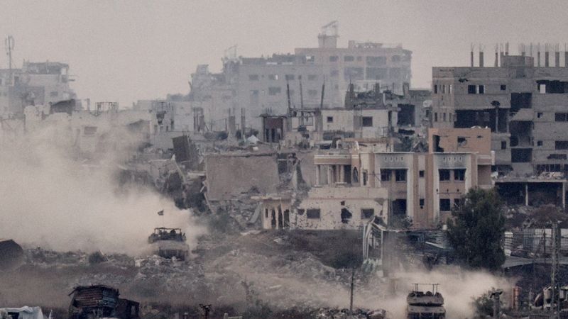 Ataques israelíes matan a 35 personas en Gaza, muchas cerca de un centro de ayuda, según médicos