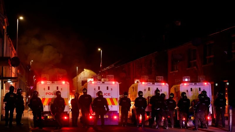 Manifestantes atacan a la policía e incendian casas por segunda noche en Irlanda del Norte