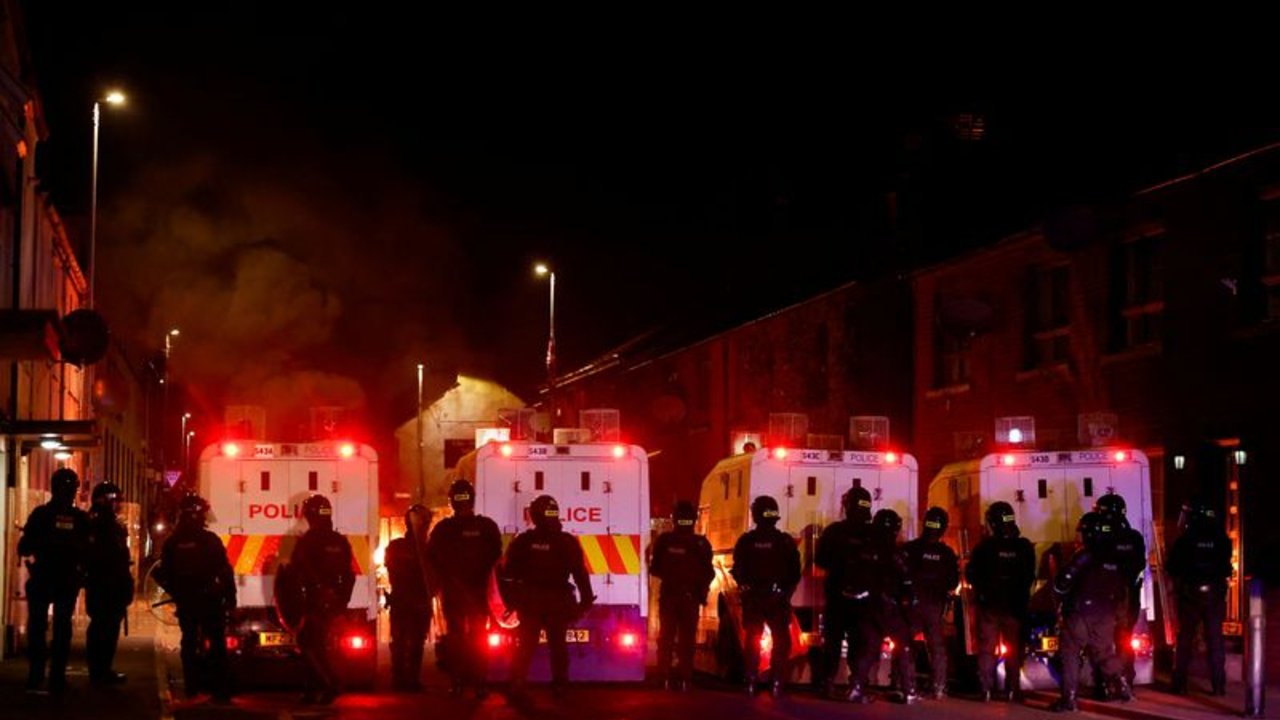Manifestantes atacan a la policía e incendian casas por segunda noche en Irlanda del Norte