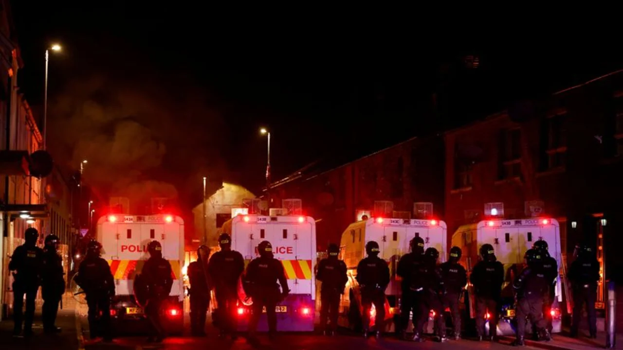 Manifestantes atacan a la policía e incendian casas por segunda noche en Irlanda del Norte
