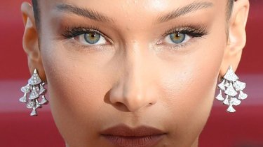 El color de pelo en tendencia para este invierno 2025: lo impuso Bella Hadid y ya es furor