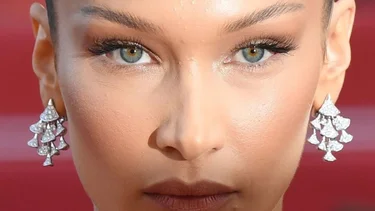 El color de pelo en tendencia para este invierno 2025: lo impuso Bella Hadid y ya es furor