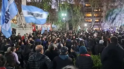 Fuerte apoyo a Cristina en el interior: tras la condena, hubo masivas movilizaciones en Rosario y Córdoba Fuerte apoyo a Cristina en el interior: tras la condena, hubo masivas movilizaciones en Rosario y Córdoba