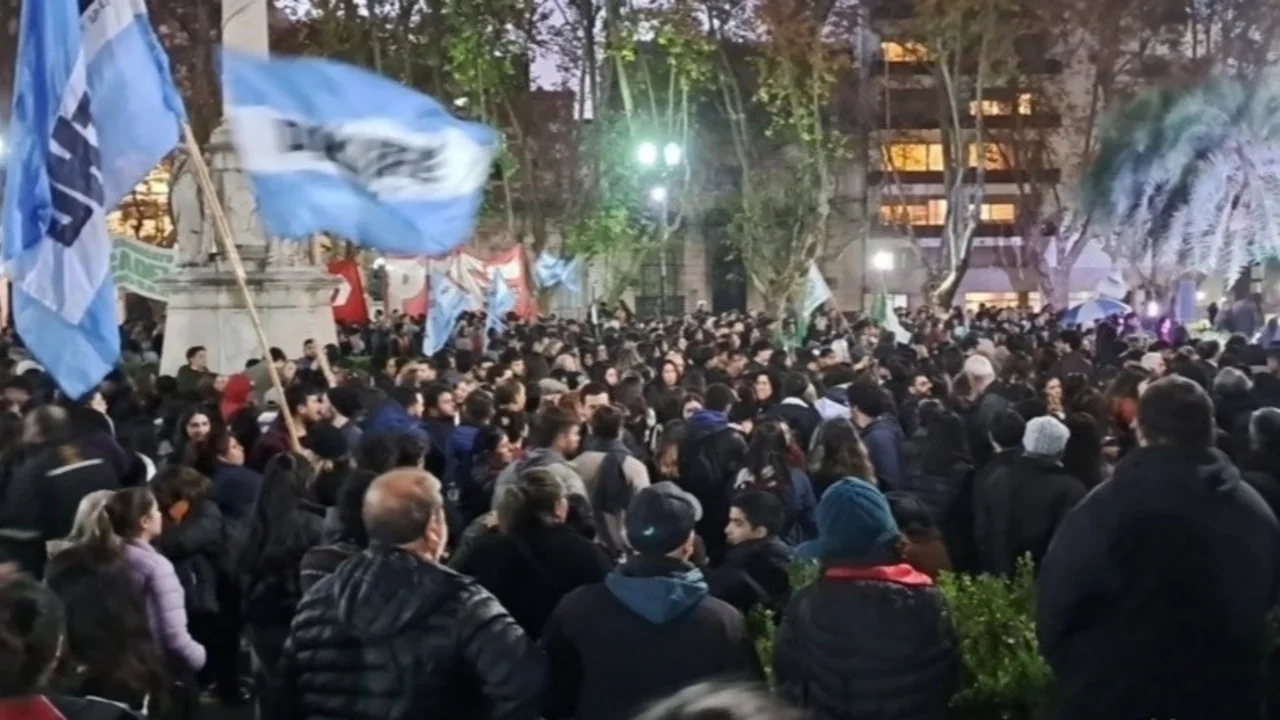 Fuerte apoyo a Cristina en el interior: tras la condena, hubo masivas movilizaciones en Rosario y Córdoba 