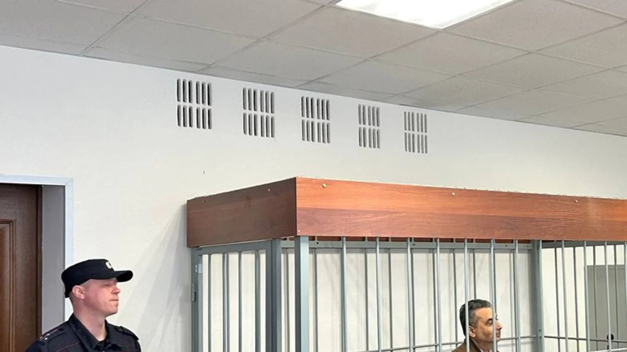 Tribunal ruso ordena el arresto domiciliario de un político acusado de desacreditar al Ejército