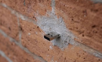 Encontró un USB puesto en la pared y descubrió algo impactante | Virales