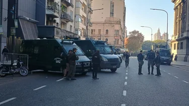 Tensión en el Congreso: avanza la Policía contra jubilados y trabajadores del Garrahan