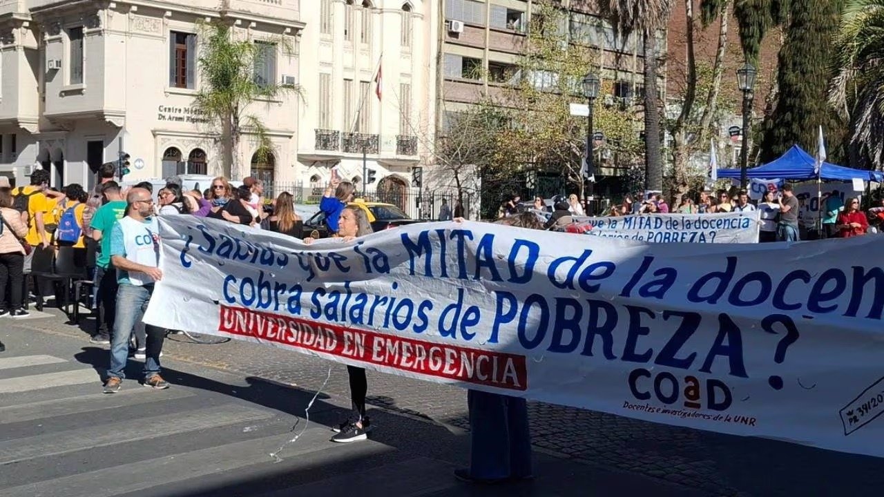 Doble reclamo en la Universidad de Rosario: en defensa de Cristina y contra el ajuste de Milei