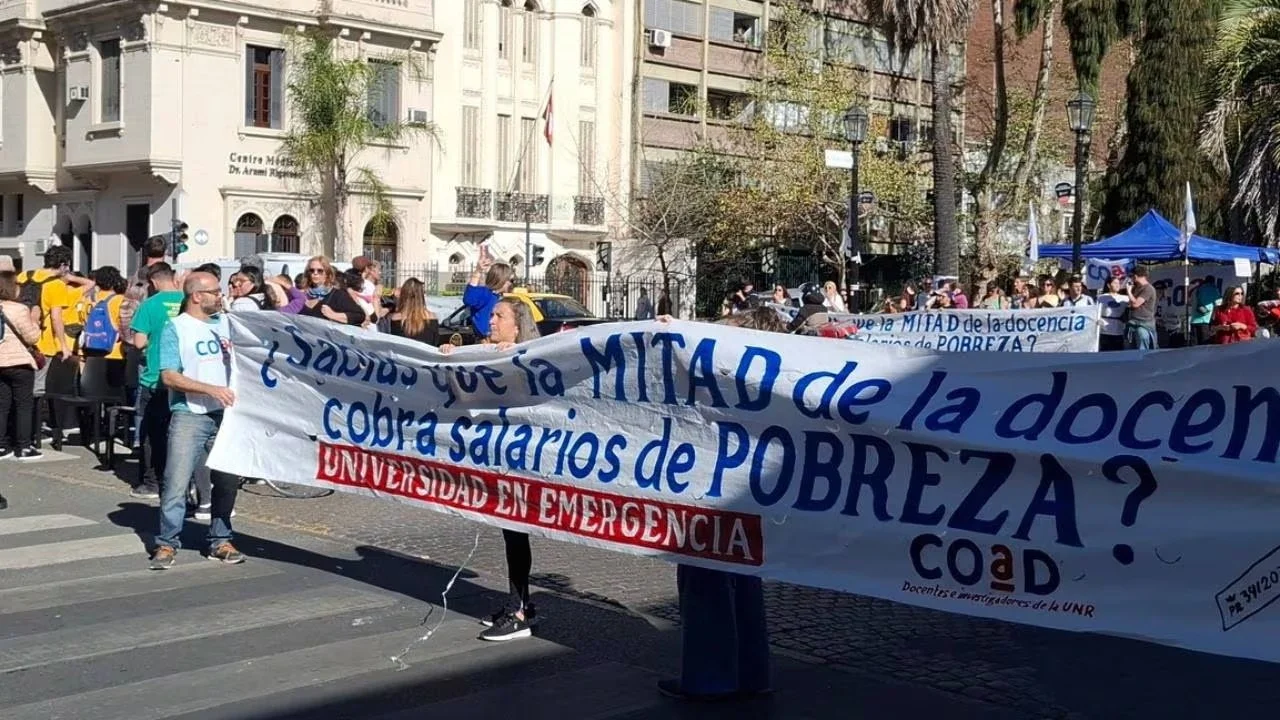 Doble reclamo en la Universidad de Rosario: en defensa de Cristina y contra el ajuste de Milei