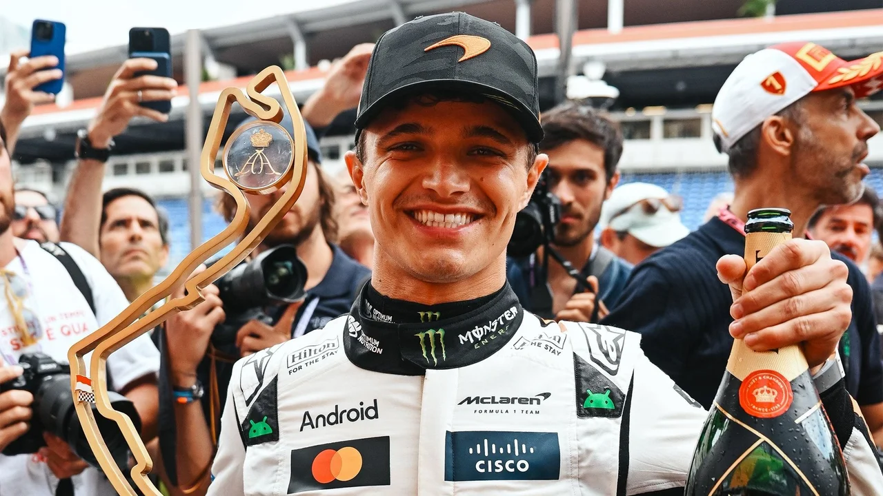 Lando Norris celebrando su victoria en Mónaco.
